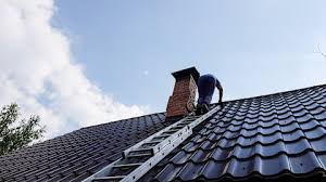 Dakdekker aan het werk op een schuin pannendak